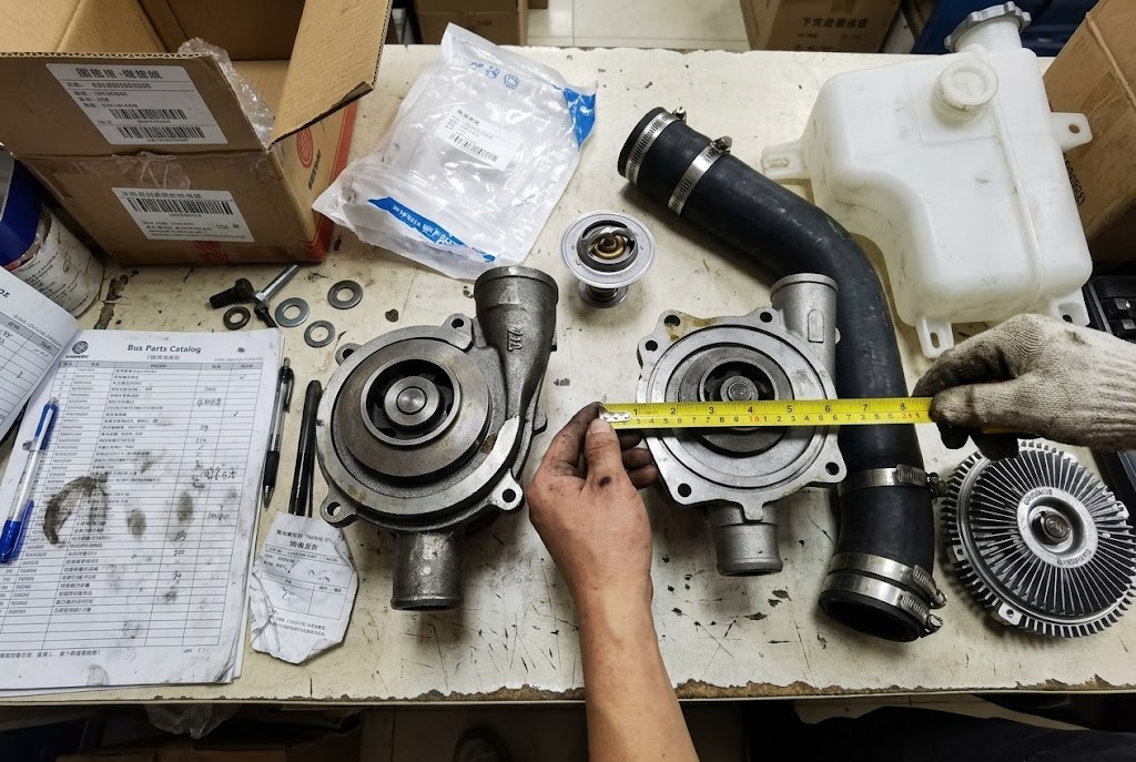 Yutong bus engine cooling water pump thermostat YUCHAI WEICHAI parts